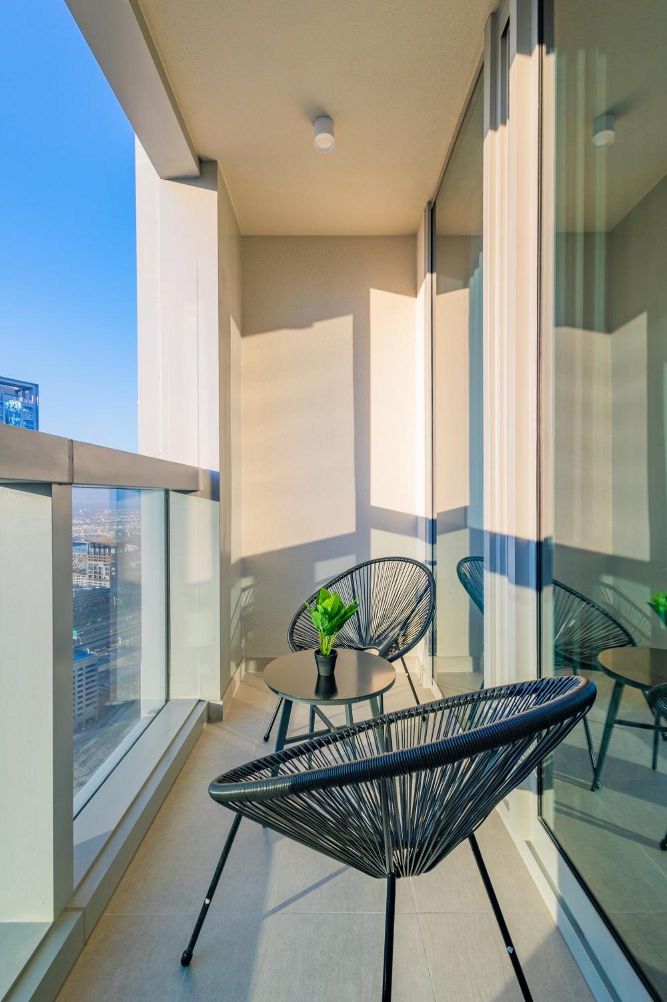 Apartment Modern 1 Bedroom With Sea View - Minutes To Mall, Downtown