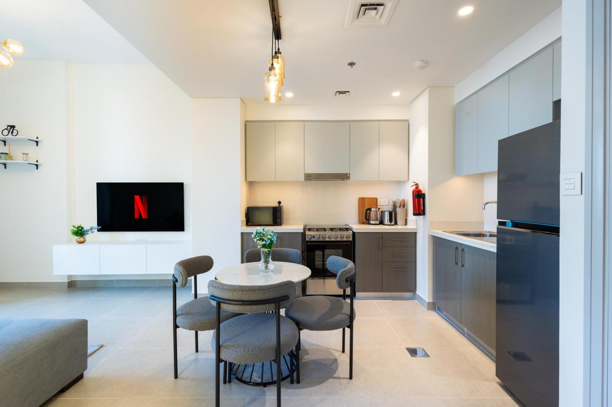 Modern 1 Bedroom With Sea View - Minutes To Mall, Downtown Apartment *