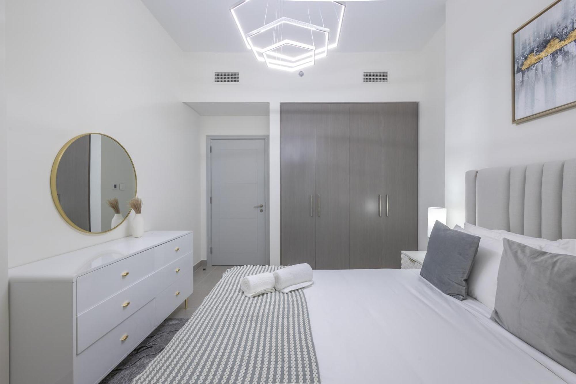 Apartment Modern 1 Bedroom With Sea View - Minutes To Mall, Downtown Dubai